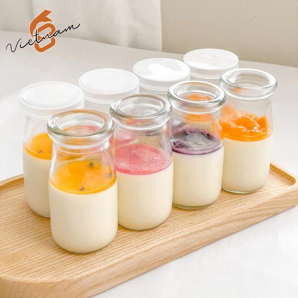 Hũ Pudding Cao 100ml Nắp Nhựa được làm từ thủy tinh trong suốt, đảm bảo chất lượng cao và độ bền khi sử dụng.